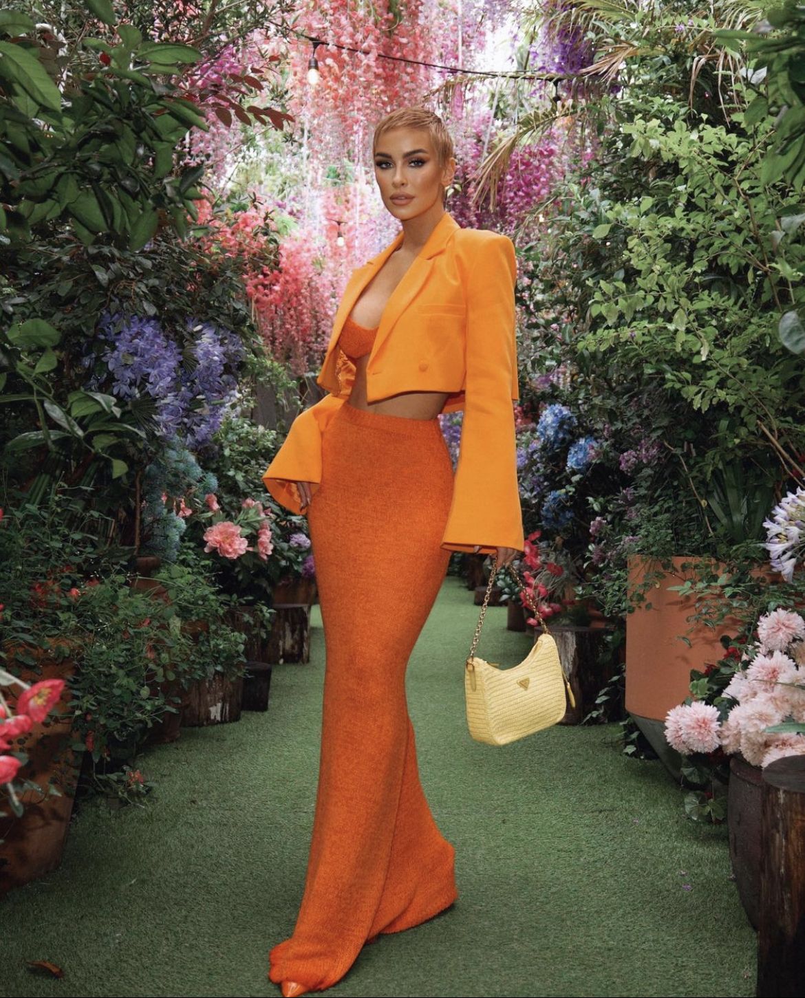 Black and white maxi pencil skirt monochrome stylingMonochrome Look with maxi pencil skirt outfit