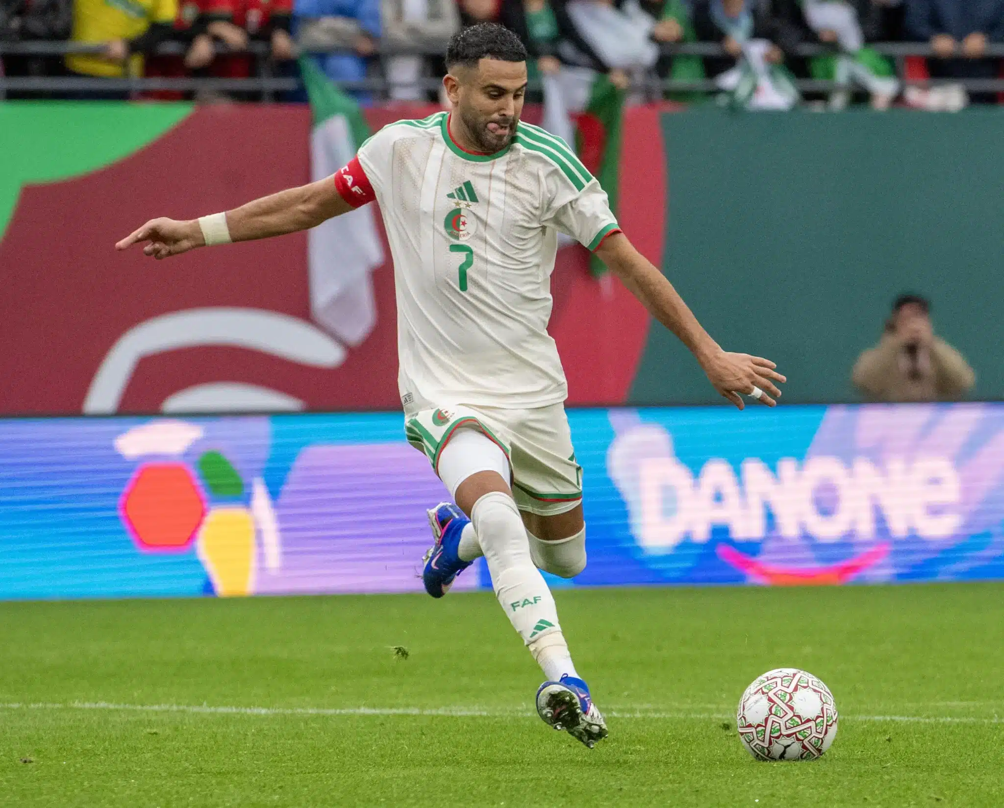 Algeria head into halftime with the advantage after a solid first-half performance at the Luigi Ferraris Stadium in Genoa, Italy. Les Fennecs ont su concrétiser leur domination et chercheront à creuser l'écart après la pause. Après un début de match hésitant, les Fennecs ont accéléré le rythme. Avec l'aide d'un gardien guatémaltèque qui ne passait pas sa meilleure soirée, ils ont pris une avance de 3-0 grâce à un but de Gouiri, un penalty de Mahrez et une frappe puissante d'Abada. Amin Gouiri profite d'une erreur catastrophique de Navarro pour ouvrir le score pour l'Algérie. C'est le septième but du joueur de l'OM avec l'Algérie. Deuxième but pour les Fennecs ; Mahrez reste impassible depuis le point de penalty.