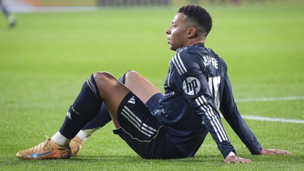 Real Madrid weigh drastic option over Mbappé knee issue