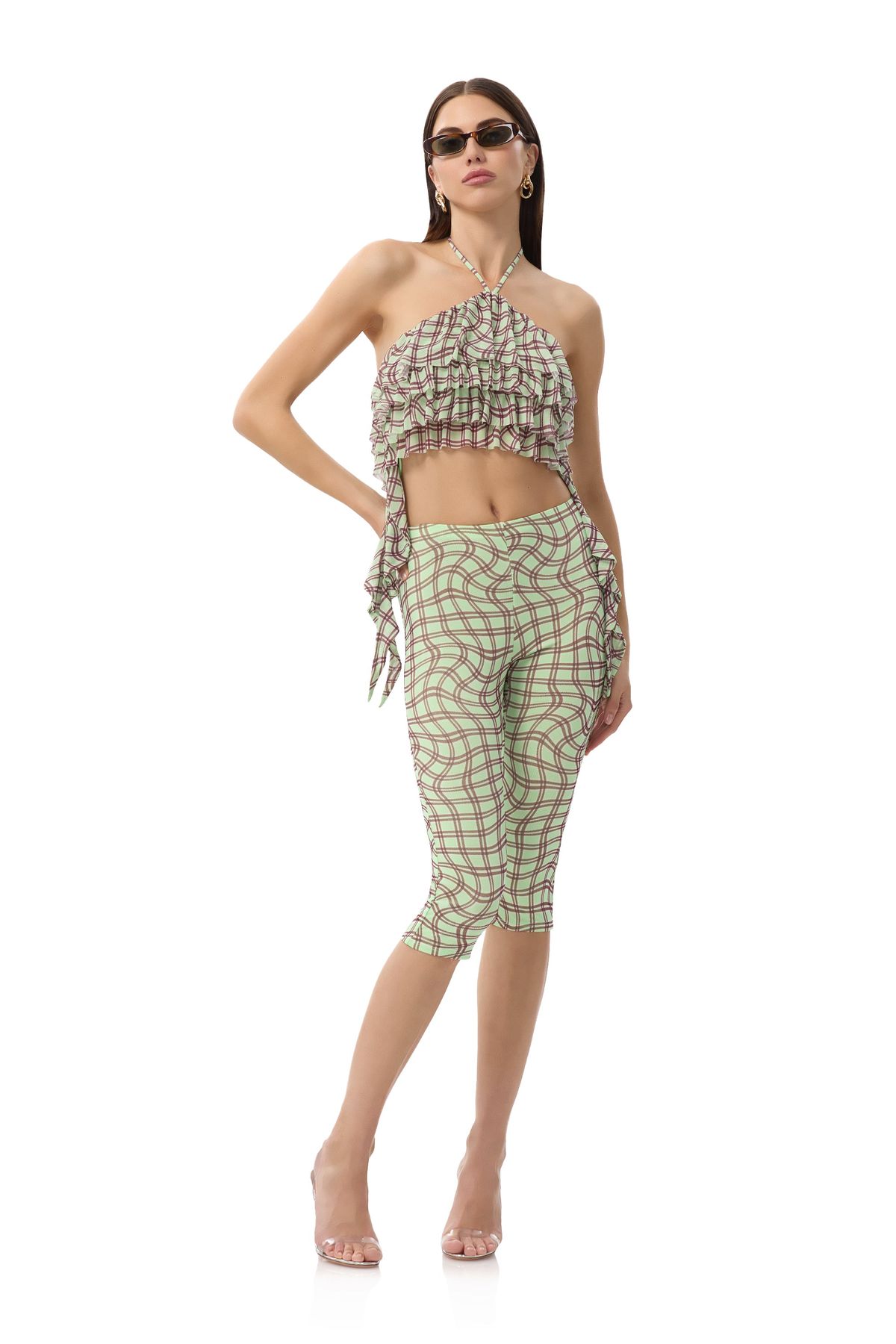 woman wearing patterned capri pants set with cropped top